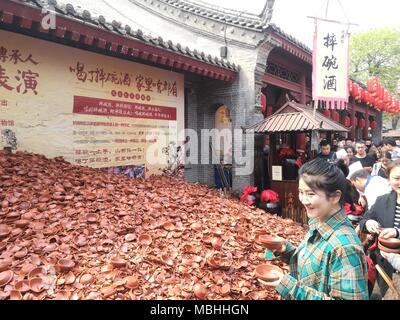 9 avril 2018 - Xi'An, Xi'an, Chine - Xi'an, Chine et le 9ème Avril 2018 : de nombreux touristes l'attendre dans une longue ligne à l'expérience 'drink vin et briser le bol" à Xi'an, province du Shaanxi du nord-ouest de la Chine. Crédit : SIPA Asie/ZUMA/Alamy Fil Live News Banque D'Images