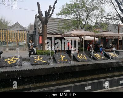 9 avril 2018 - Xi'An, Xi'an, Chine - Xi'an, Chine et le 9ème Avril 2018 : de nombreux touristes l'attendre dans une longue ligne à l'expérience 'drink vin et briser le bol" à Xi'an, province du Shaanxi du nord-ouest de la Chine. Crédit : SIPA Asie/ZUMA/Alamy Fil Live News Banque D'Images