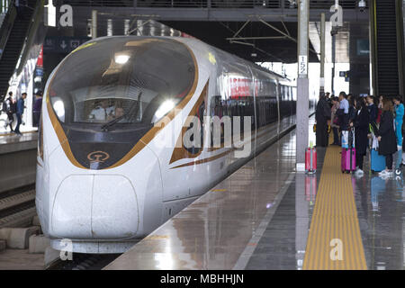 Nanjing, Nanjing, Chine. Apr 9, 2018. Nanjing, Chine et le 9ème Avril 2018 : Hefang bullet train à Nanjing, Jiangsu Province de Chine orientale. La Chine voit une augmentation de Hefang trains à grande vitesse en 2018. Crédit : SIPA Asie/ZUMA/Alamy Fil Live News Banque D'Images