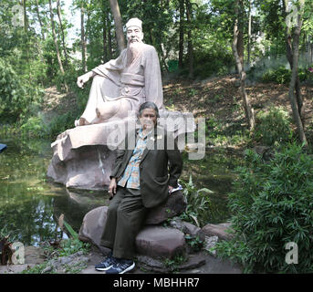 Meishan, Meishan, Chine. 8Th apr 2018. Meishan, CHINE 8 Avril 2018 : La Princesse Maha Chakri Sirindhorn rend visite à San Su Museum et San Su Memorial Hall à Meishan, sud-ouest de la Chine, Suchuan Province. Crédit : SIPA Asie/ZUMA/Alamy Fil Live News Banque D'Images