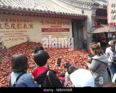 9 avril 2018 - Xi'An, Xi'an, Chine - Xi'an, Chine et le 9ème Avril 2018 : de nombreux touristes l'attendre dans une longue ligne à l'expérience 'drink vin et briser le bol" à Xi'an, province du Shaanxi du nord-ouest de la Chine. Crédit : SIPA Asie/ZUMA/Alamy Fil Live News Banque D'Images