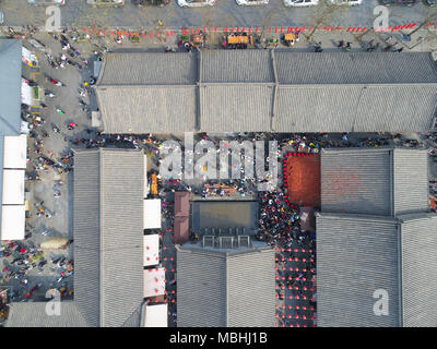 9 avril 2018 - Xi'An, Xi'an, Chine - Xi'an, Chine et le 9ème Avril 2018 : de nombreux touristes l'attendre dans une longue ligne à l'expérience 'drink vin et briser le bol" à Xi'an, province du Shaanxi du nord-ouest de la Chine. Crédit : SIPA Asie/ZUMA/Alamy Fil Live News Banque D'Images