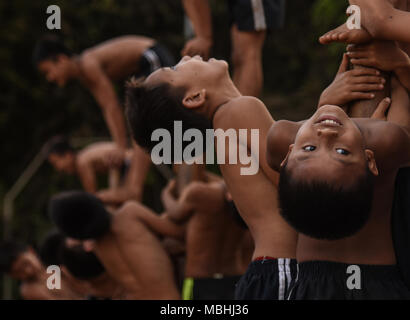 Mumbai, Indian sport. 10 avr, 2018. Les étudiants indiens de diverses écoles, Mallakhamb pratique un sport traditionnel indien, à Mumbai le 10 avril 2018. Mallakhamb traditionnel indien est un sport dans lequel les gymnastes effectuer exploits et pose de concert avec un poteau en bois vertical ou de la corde. Credit : Stringer/Xinhua/Alamy Live News Banque D'Images