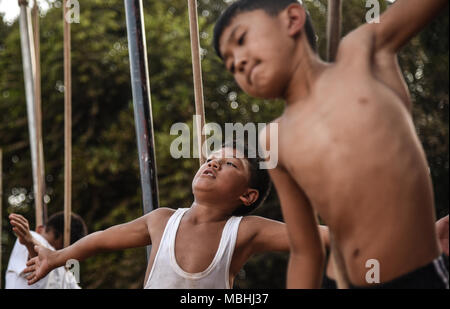 Mumbai, Indian sport. 10 avr, 2018. Les étudiants indiens de diverses écoles, Mallakhamb pratique un sport traditionnel indien, à Mumbai le 10 avril 2018. Mallakhamb traditionnel indien est un sport dans lequel les gymnastes effectuer exploits et pose de concert avec un poteau en bois vertical ou de la corde. Credit : Stringer/Xinhua/Alamy Live News Banque D'Images