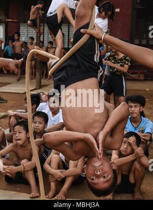 Mumbai, Indian sport. 10 avr, 2018. Les étudiants indiens de diverses écoles, Mallakhamb pratique un sport traditionnel indien, à Mumbai le 10 avril 2018. Mallakhamb traditionnel indien est un sport dans lequel les gymnastes effectuer exploits et pose de concert avec un poteau en bois vertical ou de la corde. Credit : Stringer/Xinhua/Alamy Live News Banque D'Images