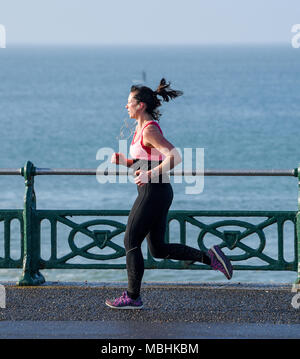 Brighton. 11 avril 2018. Météo France : Un coureur le long front de mer de Brighton sur une belle matinée ensoleillée le long de la côte sud avec les prévisions météorologiques pour réchauffer tout au long de la Grande-Bretagne au cours des prochains jours . Beaucoup de coureurs sont en formation pour le Marathon de Brighton qui a lieu dimanche prochain Crédit : Simon Dack/Alamy Live News Banque D'Images