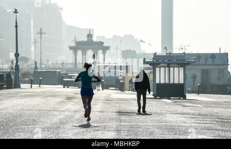 Brighton. 11 avril 2018. Météo France : Un coureur vérifie sa montre le long front de mer de Brighton sur une belle matinée ensoleillée le long de la côte sud avec les prévisions météorologiques pour réchauffer tout au long de la Grande-Bretagne au cours des prochains jours . Beaucoup de coureurs sont en formation pour le Marathon de Brighton qui a lieu dimanche prochain Crédit : Simon Dack/Alamy Live News Banque D'Images