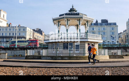 Brighton. 11 avril 2018. Météo France : coureurs passent par le kiosque de Brighton sur le front de mer sur une belle matinée ensoleillée le long de la côte sud avec les prévisions météorologiques pour réchauffer tout au long de la Grande-Bretagne au cours des prochains jours. Beaucoup de coureurs sont en formation pour le Marathon de Brighton qui a lieu dimanche prochain Crédit : Simon Dack/Alamy Live News Banque D'Images