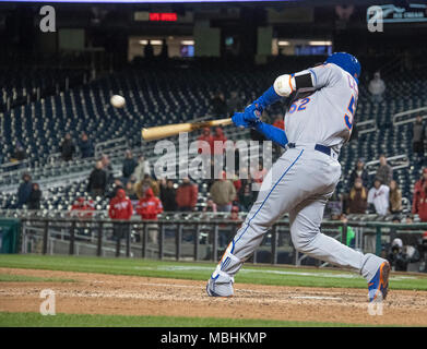 Washington, USA. 09 avr, 2018. Le voltigeur des New York Mets Yoenis Cespedes (52) des célibataires dans la douzième manche pour marquer Juan Lagares avec le point gagnant contre les Nationals de Washington au Championnat National Park à Washington, DC le Dimanche, Avril 8, 2018. Les mets a gagné le match 6-5. Credit : Ron Sachs/CNP (restriction : NO New York ou le New Jersey Journaux ou journaux dans un rayon de 75 km de la ville de New York) - PAS DE SERVICE DE FIL - Credit : Ron Sachs/consolidé/dpa/Alamy Live News Banque D'Images