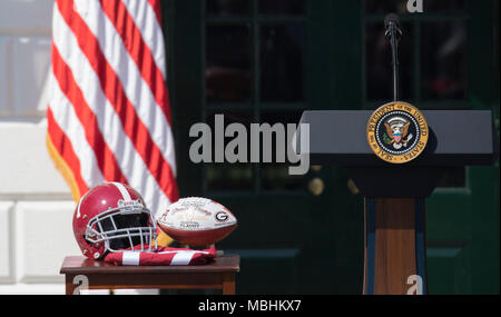 Washington, USA. 10 avr, 2018. Présentation de cérémonie casque et le football sont sur l'affichage lors de la cérémonie d'accueil de la NCAA Football 2017 Champions nationaux : l'Alabama Crimson Tide à la Maison Blanche à Washington, DC, le 10 mars 2018. Crédit : Chris Kleponis/CNP - AUCUN FIL SERVICE - Crédit : Chris Kleponis/consolidé Nouvelles Photos/Chris Kleponis - CNP/dpa/Alamy Live News Banque D'Images