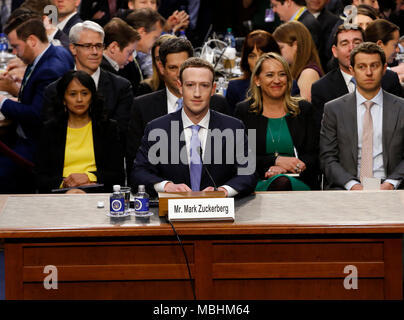 Mark Zuckerberg, cofondateur et PDG de Facebook, témoigne devant une réunion conjointe de la commission du Sénat des États-Unis sur le pouvoir judiciaire et le comité du Sénat américain sur le commerce, les sciences, et de transport au cours d'une audience pour examiner Facebook, en ce qui a trait à la vie privée et les médias sociaux l'utilisation et l'abus des données, sur la colline du Capitole à Washington, DC le mardi 10 avril, 2018. Crédit : Alex Brandon/Piscine via CNP - AUCUN FIL SERVICE - Photo : Alex Brandon/consolidé Nouvelles Photos/Alex Brandon - Piscine via CNP Banque D'Images