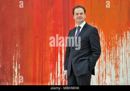 Francfort-sur-Main, Allemagne. Feb 22, 2012. Max Hollein, directeur de la Musée Staedel, se dresse en face de 'Action peinture - Red' par Hermann Nitsch, dans le nouveau bâtiment d'extension Staedel à Francfort-sur-Main, Allemagne, 22 février 2012. Le bâtiment abrite la collection d'art contemporain et chiffré autour de 52 millions d'euros. Le bâtiment architectural spectaculaire, qui a pris plus de deux ans pour construire, se caractérise par 195 portails de verre qui laissent la lumière du jour dans les huit mètres de haut. Credit : BORIS ROESSLER | utilisée dans le monde entier/dpa/Alamy Live News Banque D'Images