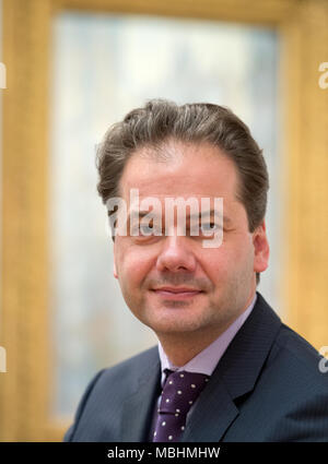 Directeur du Musée Staedel Max Hollein se trouve dans l'exposition Claude Monet au Musée Städel à Francfort/Main, Allemagne, 10 mars 2015. L'exposition 'Monet et la naissance de l'Impressionnisme' est l'un des points forts de l'année anniversaire à l'occasion du 200e anniversaire de l'Staedle museum. Photo : Boris Roessler/dpa | conditions dans le monde entier Banque D'Images