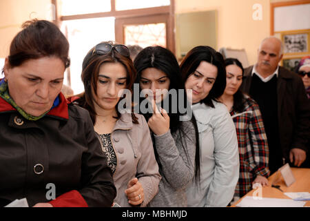 (180411) -- BAKOU, 11 avril 2018 (Xinhua) -- les gens attendent pour voter à un bureau de scrutin à Bakou, le 11 avril 2018. L'Azerbaïdjan se sont rendus aux urnes dimanche pour élire un président pour 7 ans. (Xinhua/Tofik Babayev) (zxj) Banque D'Images