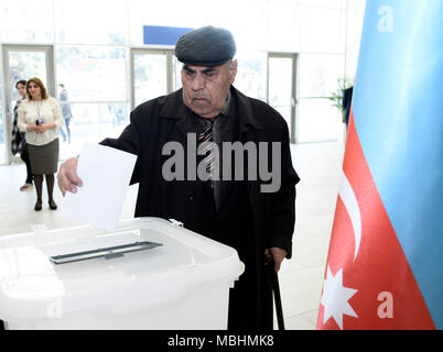 (180411) -- BAKOU, 11 avril 2018 (Xinhua) -- un homme jette son vote à un bureau de scrutin à Bakou, le 11 avril 2018. L'Azerbaïdjan se sont rendus aux urnes dimanche pour élire un président pour 7 ans. (Xinhua/Tofik Babayev) (zxj) Banque D'Images