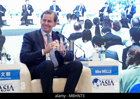 (180411) --, le 11 avril 2018 (Xinhua) -- Mike Wells, PDG de Prudential, prend la parole à la session de "l'avenir des finances : Pour changer, ou être changé ?' pendant le Forum de Boao pour l'Asie Conférence annuelle en 2018, le sud de la Chine, province de Hainan, le 11 avril 2018. (Xinhua/Xing Guangli) (wyl) Banque D'Images