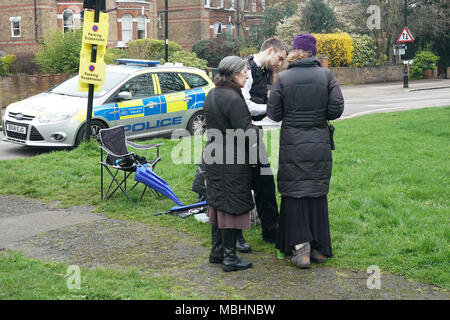 Londres, UIK. 11 avril 2018. La police arrive à la Marie Stopes clinique d'avortement à la pioche Lane, Ealing, London Ealing, après décision du conseil d'imposer une interdiction de manifester à l'extérieur de la clinique. Date de la photo : Mercredi, Avril 11, 2018. Credit : Roger Garfield/Alamy Live News Banque D'Images