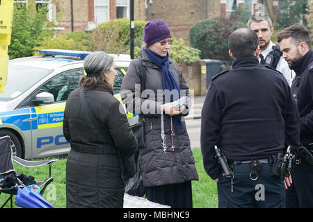 Londres, UIK. 11 avril 2018. La police arrive à la Marie Stopes clinique d'avortement à la pioche Lane, Ealing, London Ealing, après décision du conseil d'imposer une interdiction de manifester à l'extérieur de la clinique. Date de la photo : Mercredi, Avril 11, 2018. Credit : Roger Garfield/Alamy Live News Banque D'Images