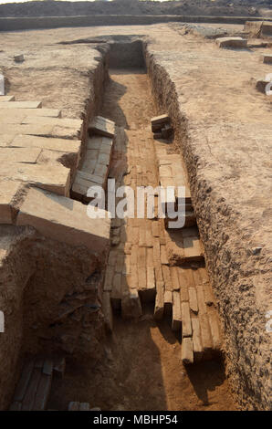 (180411) -- BEIJING, 11 avril 2018 (Xinhua) -- File photo montre un canal de drainage d'un mausolée de l'empereur de la dynastie des Han de l'Est (25-220) dans la région de Luoyang, province du Henan en Chine centrale. Les archéologues chinois ont sélectionné le top 10 des découvertes archéologiques en Chine en 2017, qui ont été publiés par la Société d'archéologie de la Chine et un journal financé par l'Administration d'Etat du patrimoine culturel le mardi. (Xinhua) (mcg) Banque D'Images