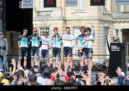 Compiègne, France, 7 avril 2018. Champion du monde Peter Sagan (à droite) salue la foule à la 116e Paris-Roubaix un jour men's professional course vélo Présentation de l'équipe aux côtés de son Bora-Hansgrohe coéquipiers à Compiègne, France. Credit : Lenore Humes. Banque D'Images