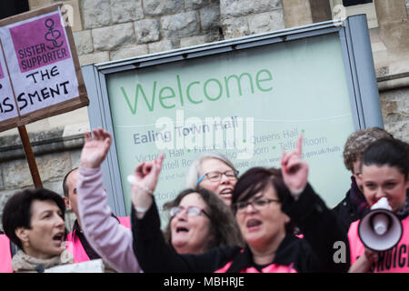 West Ealing, London, UK. 10 avril 2018. Partisan soeur Pro-Choice membres en dehors de la Ealing Town Hall le jour du cabinet conseil d'Ealing ont voté pour décider de la première ordonnance de protection de l'Espace Public (PSPO) zone de sécurité à l'extérieur de la Marie Stopes clinique de santé. Crédit : Guy Josse/Alamy Live News Banque D'Images