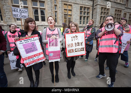 West Ealing, London, UK. 10 avril 2018. Partisan soeur Pro-Choice membres en dehors de la Ealing Town Hall le jour du cabinet conseil d'Ealing ont voté pour décider de la première ordonnance de protection de l'Espace Public (PSPO) zone de sécurité à l'extérieur de la Marie Stopes clinique de santé. Crédit : Guy Josse/Alamy Live News Banque D'Images