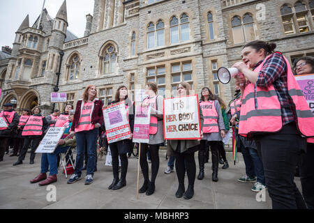 West Ealing, London, UK. 10 avril 2018. Partisan soeur Pro-Choice membres en dehors de la Ealing Town Hall le jour du cabinet conseil d'Ealing ont voté pour décider de la première ordonnance de protection de l'Espace Public (PSPO) zone de sécurité à l'extérieur de la Marie Stopes clinique de santé. Crédit : Guy Josse/Alamy Live News Banque D'Images