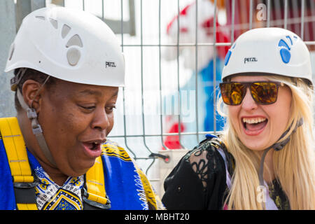Bournemouth, Dorset, Royaume-Uni. 11 avril 2018. Sandra Martin (Gogglebox) et Samantha Bumford (Miss Dorset) se sont préparés à prendre la tyrolienne de Bournemouth, tyrolienne de Bournemouth Pier à la plage. Défi de quai à rivage tyrolienne de la jetée à la plage en contrebas. Crédit : Carolyn Jenkins/Alay Live News Banque D'Images