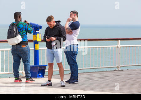 Bournemouth, Dorset, Royaume-Uni. 11 avril 2018. Célébrités sur Bournemouth Pier prêtes à prendre la tyrolienne de Bournemouth ziwire, tyrolienne de Bournemouth Pier à la plage. Défi de quai à rivage tyrolienne de la jetée à la plage en contrebas. Crédit : Carolyn Jenkins/Alay Live News Banque D'Images