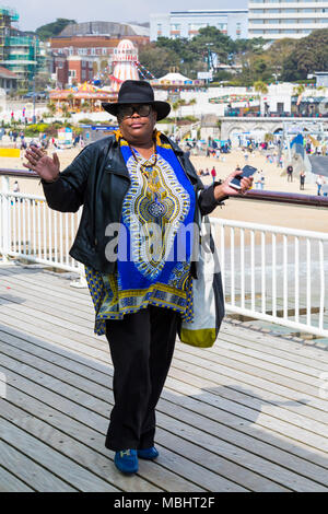Bournemouth, Dorset, Royaume-Uni. 11 avril 2018. La célébrité Sandra Martin (Gogglebox) sur la jetée de Bournemouth pour relever le défi zipline zipwire. Sandra Martin sur Bournemouth Pier. Défi de quai à rivage tyrolienne de la jetée à la plage en contrebas. Crédit : Carolyn Jenkins/Alay Live News Banque D'Images