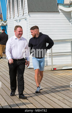 Bournemouth, Dorset, Royaume-Uni. 11 avril 2018. Célébrités sur Bournemouth Pier prêtes à prendre la tyrolienne de Bournemouth ziwire, tyrolienne de Bournemouth Pier à la plage. Défi de quai à rivage tyrolienne de la jetée à la plage en contrebas. Crédit : Carolyn Jenkins/Alay Live News Banque D'Images