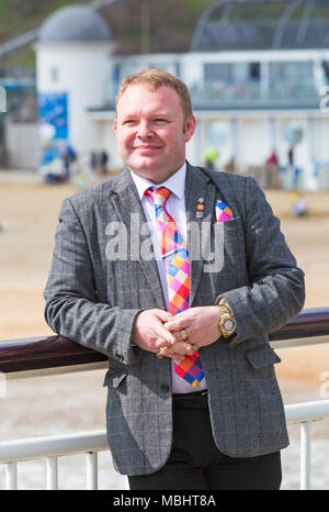 Bournemouth, Dorset, Royaume-Uni. 11 avril 2018. Célébrités sur Bournemouth Pier prêtes à prendre la tyrolienne de Bournemouth ziwire, tyrolienne de Bournemouth Pier à la plage. Défi de quai à rivage tyrolienne de la jetée à la plage en contrebas. Lord Brett McLean Credit: Carolyn Jenkins/Alay Live News Banque D'Images