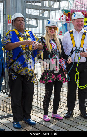 Bournemouth, Dorset, Royaume-Uni. 11 avril 2018. Sandra Martin (Gogglebox), Samantha Bumford (Miss Dorset) et Lord Brett McLean se sont préparés à prendre la tyrolienne de Bournemouth, tyrolienne de Bournemouth Pier à la plage. Défi de quai à rivage tyrolienne de la jetée à la plage en contrebas. Crédit : Carolyn Jenkins/Alay Live News Banque D'Images