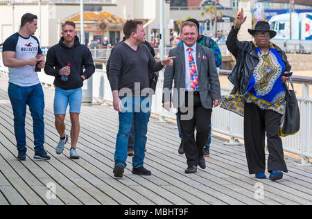 Bournemouth, Dorset, Royaume-Uni. 11 avril 2018. Des célébrités comme Sandra Martin (Gogglebox), Jason Burrill et Lord Brett McLean arrivent sur la jetée de Bournemouth pour relever le défi de tyrolienne avec tyrolienne. Défi de quai à rivage tyrolienne de la jetée à la plage en contrebas. Crédit : Carolyn Jenkins/Alay Live News Banque D'Images