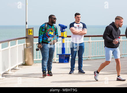 Bournemouth, Dorset, Royaume-Uni. 11 avril 2018. Célébrités sur Bournemouth Pier prêtes à prendre la tyrolienne de Bournemouth ziwire, tyrolienne de Bournemouth Pier à la plage. Défi de quai à rivage tyrolienne de la jetée à la plage en contrebas. Crédit : Carolyn Jenkins/Alay Live News Banque D'Images