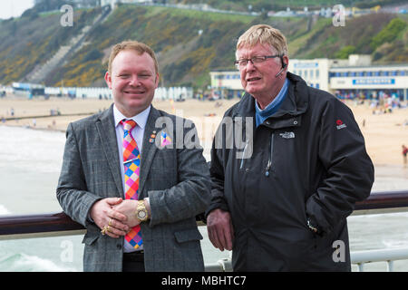 Bournemouth, Dorset, Royaume-Uni. 11 avril 2018. Célébrités sur Bournemouth Pier prêtes à prendre la tyrolienne de Bournemouth ziwire, tyrolienne de Bournemouth Pier à la plage. Lord Brett McLean et Paul Bohill sur la jetée de Bournemouth. Défi de quai à rivage tyrolienne de la jetée à la plage en contrebas. Crédit : Carolyn Jenkins/Alay Live News Banque D'Images