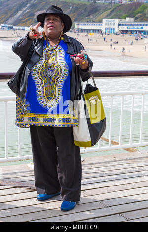 Bournemouth, Dorset, Royaume-Uni. 11 avril 2018. La célébrité Sandra Martin (Gogglebox) sur la jetée de Bournemouth pour relever le défi zipline zipwire. Sandra Martin sur Bournemouth Pier. Défi de quai à rivage tyrolienne de la jetée à la plage en contrebas. Crédit : Carolyn Jenkins/Alay Live News Banque D'Images