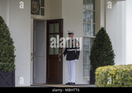 Washington, District de Columbia, Etats-Unis. Apr 11, 2018. Un Marine américain maintient la porte ouverte alors qu'il monte la garde à l'extérieur de l'aile ouest de la Maison Blanche à Washington, DC Le 11 avril 2018. Crédit : Alex Edelman/CNP Crédit : Alex Edelman/CNP/ZUMA/Alamy Fil Live News Banque D'Images