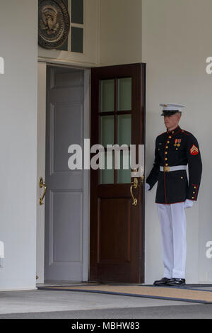 Un Marine américain maintient la porte ouverte alors qu'il monte la garde à l'extérieur de l'aile ouest de la Maison Blanche à Washington, DC Le 11 avril 2018. Crédit : Alex Edelman/CNP Photo : Alex Edelman/consolidé Nouvelles Photos/Alex Edelman - CNP Banque D'Images
