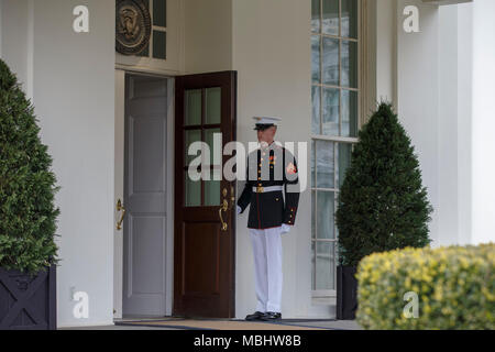 Un Marine américain maintient la porte ouverte alors qu'il monte la garde à l'extérieur de l'aile ouest de la Maison Blanche à Washington, DC Le 11 avril 2018. Crédit : Alex Edelman/CNP Photo : Alex Edelman/consolidé Nouvelles Photos/Alex Edelman - CNP Banque D'Images
