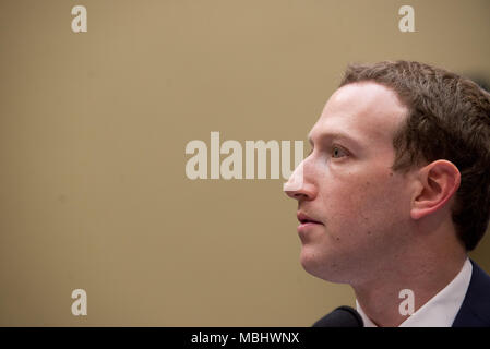 Washington, District de Columbia, Etats-Unis. Apr 11, 2018. Facebook PDG Mark Zuckerberg apparaît avant que l'énergie et du Commerce de la Chambre. Credit : Erin Scott/ZUMA/Alamy Fil Live News Banque D'Images