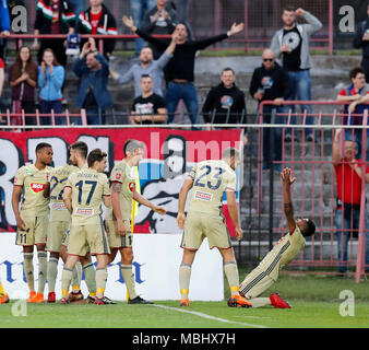 BUDAPEST, HONGRIE - 11 avril : (r-l) Paulo Vinicius de Vidéotron FC célèbre son but avec Roland Juhasz de Vidéotron, Stefan Scepovic FC FC de Vidéotron, Vidéotron de Patkai Mate Boban, FC Nikolov de Vidéotron FC et Loïc Nego de Vidéotron FC au cours de la Banque Hongroise OTP Liga match entre Budapest Honved et Vidéotron au stade Bozsik FC le 11 avril 2018 à Budapest, Hongrie. Banque D'Images