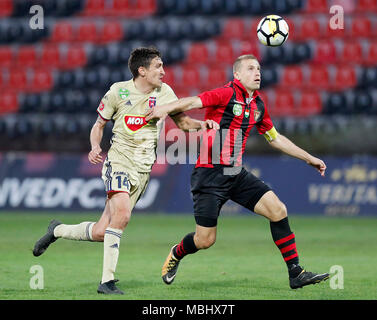 BUDAPEST, HONGRIE - 11 avril : (l-r) Stefan Scepovic de Vidéotron FC est en concurrence pour le bal avec Djordje Kamber de Budapest Honved hongroise au cours de la Banque OTP Liga match entre Budapest Honved et Vidéotron au stade Bozsik FC le 11 avril 2018 à Budapest, Hongrie. Banque D'Images