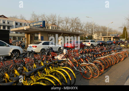 Les voitures et les vélos sont parqués par l'Yuquan road Métro sur Hefang Street dans le centre ouest de Beijing, la Chine comme les approches de l'heure de pointe Banque D'Images