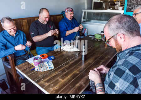 Cinq hommes le tricot dans un Coffee Shop de l'East Village, Vancouver, Colombie-Britannique, Canada. Banque D'Images