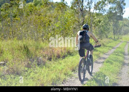 Les gens du vélo de montagne sur la lagune trail, parc de conservation commune Ville Townsville, QLD, Australie, Pallarenda Banque D'Images