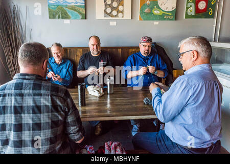 Cinq hommes le tricot dans un Coffee Shop de l'East Village, Vancouver, Colombie-Britannique, Canada. Banque D'Images