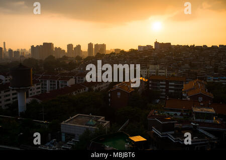 Coucher du soleil sur l'été le quartier de Yongsan de Séoul, Corée du Sud. Banque D'Images