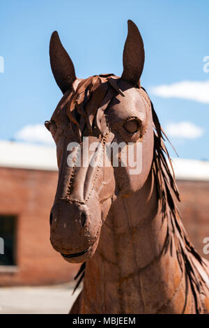 Sculpture cheval métal sur mesure sur l'affichage ; Spirit Mountain de cervidé et de journal ; conception ; Salida Colorado ; USA Banque D'Images