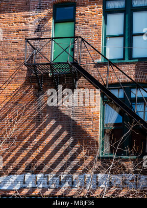 Fer à repasser fire escape jette des ombres graphiques sur l'historique édifice de brique ; District historique national ; Salida, Colorado, USA Banque D'Images